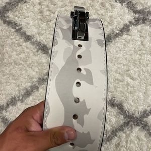 Inaka lifting lever belt size large only used 3 times